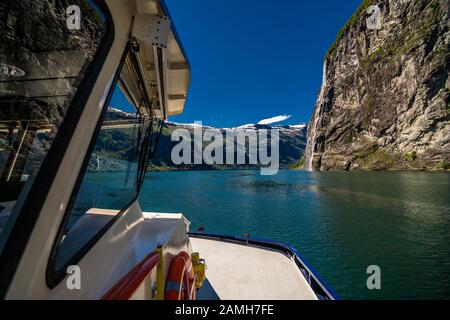 Geiranger, Norwegen - Juni 2019: Hurtigruten Kreuzfahrtschiff auf dem Geirangerfjord, einem der beliebtesten Reiseziele in Norwegen und der UNESCO-Welt Stockfoto