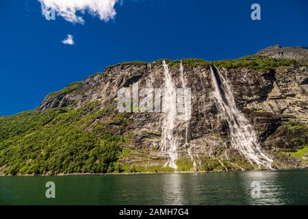 Der Wasserfall der sieben Schwestern über dem Geirangerfjord, der sich in der Nähe des Geiranger Dorfes befindet Stockfoto