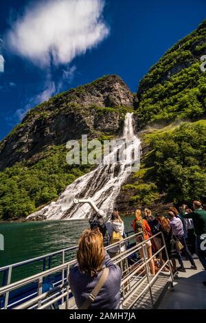 Geiranger, Norwegen - Juni 2019: Hurtigruten Kreuzfahrtschiff auf dem Geirangerfjord, einem der beliebtesten Reiseziele in Norwegen und der UNESCO-Welt Stockfoto