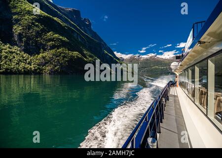 Geiranger, Norwegen - Juni 2019: Hurtigruten Kreuzfahrtschiff auf dem Geirangerfjord, einem der beliebtesten Reiseziele in Norwegen und der UNESCO-Welt Stockfoto