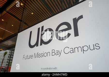 Beschilderung für neue Hauptquartiere, die im Bau sind, für die Firma Uber in der Mission Bay Nachbarschaft von San Francisco, Kalifornien, 5. Dezember 2019. () Stockfoto