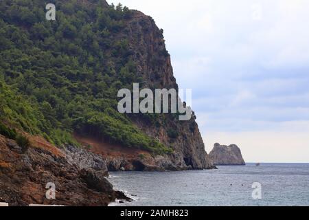 Hoher steiler felsiger Berg Stockfoto