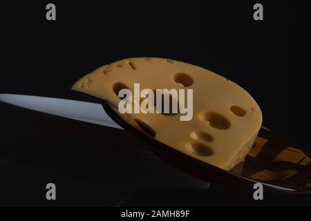 Milchproduktkonzept. Scheibe Quark, der auf zwei Platten liegt, die nachts wie Halbmond aussehen. Nahaufnahme. Textbereich. Studio gedreht Stockfoto