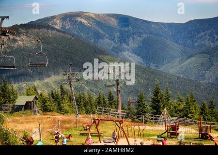Die Skipiste Medvedin im Riesengebirge in Tschechien ist im Sommer beschaulich Stockfoto