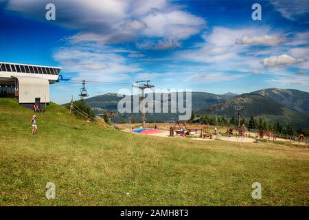 Die Skipiste Medvedin im Riesengebirge in Tschechien ist im Sommer beschaulich Stockfoto