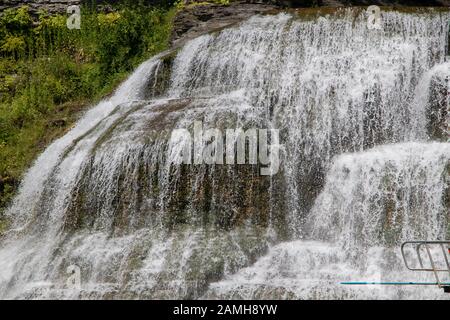 August 2019 - Ithaca, NY, USA: Diving Board und Lower Falls im Schwimmbereich, Robert H. Treman State Park, Finger Lakes Stockfoto