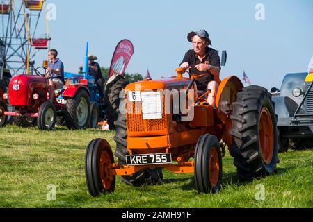 Landmaschinen auf Parade 2019 Shrewsbury Steam Rally, Shropshire, England, Großbritannien Stockfoto