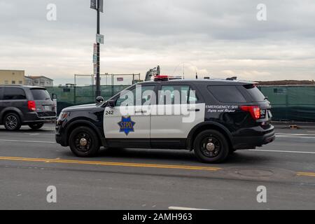 Fahrzeug des San Francisco Police Department (SFPD) im Viertel Mission Bay in San Francisco, Kalifornien, 5. Dezember 2019. () Stockfoto