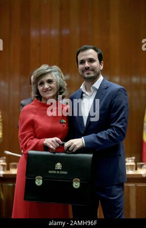 Madrid Spanien. Januar 2020. Alberto Garzon neuer Minister für Verbraucherangelegenheiten der spanischen Regierung mit dem scheidenden Minister María Luisa Carcedo.Salvador Illa (L) Gesundheitsminister, Pablo Iglesias (C) Minister für soziale Rechte und Agenda 2030, Alberto Garzón (R) Verbrauchsminister bei seiner Amtseinführung als Minister und Austausch von Ministerportfolios im Sitz des Gesundheitsministeriums. Iglesias gehört der United We Party (Unidas Podemos) und der Garzón a United Rigth (Izquierda Unida) an, der Koalition mit dem spanischen Präsidenten Pedro Sánchez von der Socialist Workers Party Stockfoto