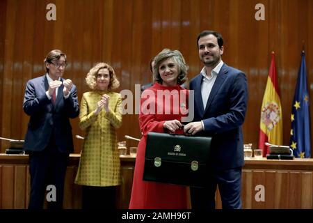 Madrid Spanien. Januar 2020. Alberto Garzon neuer Minister für Verbraucherangelegenheiten der spanischen Regierung mit dem scheidenden Minister María Luisa Carcedo.Salvador Illa (L) Gesundheitsminister, Pablo Iglesias (C) Minister für soziale Rechte und Agenda 2030, Alberto Garzón (R) Verbrauchsminister bei seiner Amtseinführung als Minister und Austausch von Ministerportfolios im Sitz des Gesundheitsministeriums. Iglesias gehört der United We Party (Unidas Podemos) und der Garzón a United Rigth (Izquierda Unida) an, der Koalition mit dem spanischen Präsidenten Pedro Sánchez von der Socialist Workers Party Stockfoto