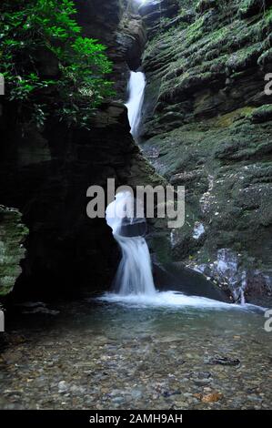 Wasserfall am Bach am Gipfel des St Nectans glen bei Tintagel in Cornwall.UK Stockfoto