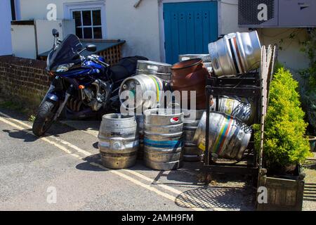 Am 7. Juni 2017 Sind Leere Bierfässer an einer Sammelstelle im hinteren Teil eines kleinen belebten Pubs in Bosham Village in West Sussex England zurückgelassen worden Stockfoto