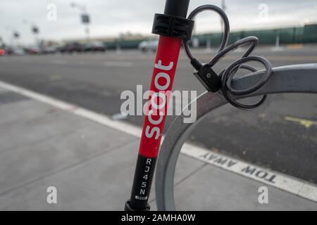 Nahaufnahme des Logos auf dem Roller für Mikromobilität von der Firma Scoot in der Mission Bay in San Francisco, Kalifornien, 5. Dezember 2019. () Stockfoto