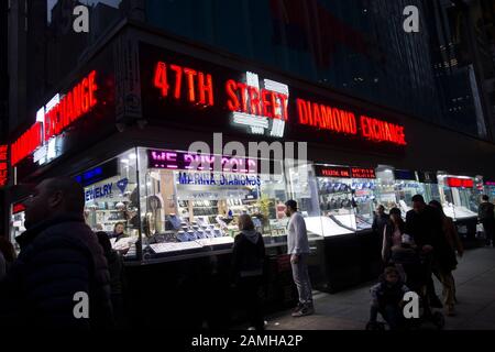 47th Street Diamond Exchange an der Ecke 47th Street und Sixth Avenue im Diamantenviertel an der E. 47th Street, Midtown Manhattan, New York City Stockfoto