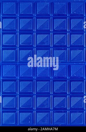 Pop Art Surreal Stil Cobalt Blue Coloured Chocolate Bars für abstrakten Geometrischen Hintergrund Stockfoto