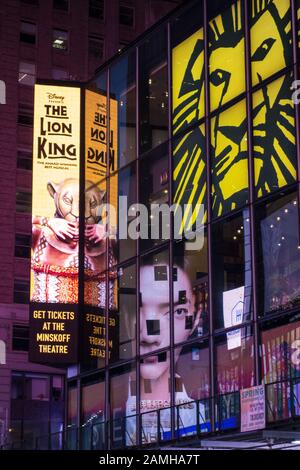 Werbung und Grafiklogo für "The Lion King" auf Dem Times Square, New York City, New York, USA Stockfoto