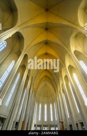 Hohe Säulen Windows-Altardecke Hallgrimskirkja Große Lutherische Kirche Reykjavik Island. Größte Kirche und höchste Struktur in Island. Stockfoto