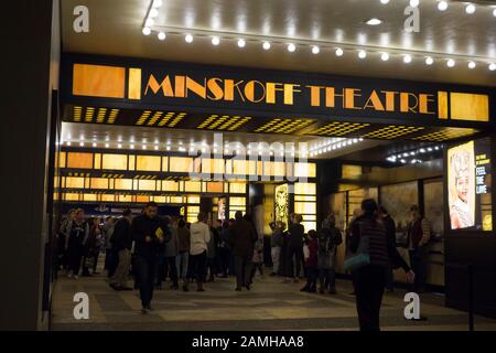 Beleuchteter Markiseneingang zum Minskoff Theatre, Times Square, New York City, NY, USA Stockfoto