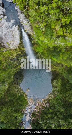 Luftdrone Blick auf den Risco Wasserfall in 'Paul da Serra', Insel Madeira, Portugal Stockfoto