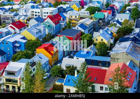 Buntes Rot Grün Blau Gelb Häuser Autos Straßen Reykjavik Island. Die meisten Häuser bestehen aus Wellblech. Stockfoto