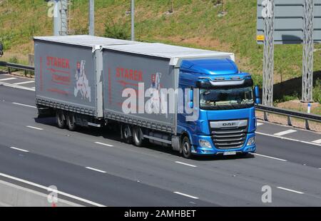 Europäischer LKW-Transport auf britischer Autobahn Stockfoto