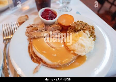 Nahaufnahme der Platte mit truthahn, Soße, Kartoffelpüree, Füllung, Yams und Preiselbeersauce, klassische Lebensmittel während einer traditionellen amerikanischen Erntedankmahlzeit, Danville, Kalifornien, 28. November 2019. () Stockfoto