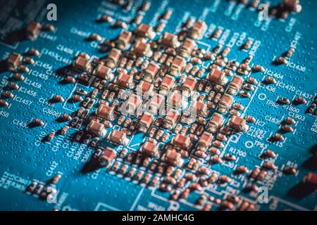 Leiterplatte. Elektronische Computerhardwaretechnologie. Digitaler Motherboard-Chip. Technischer Wissenschaftshintergrund. Integrierter Kommunikationsprozessor. SMD Stockfoto
