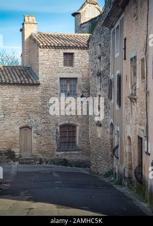 Straßenszene Goult, provence, Frankreich.Mittelalterhügel Dorf.Steingebäude in vaucluse, Stockfoto