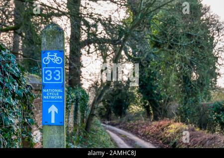 Ein Schild für das National Cycle Network auf der als "Lion's Mouth" bezeichneten Fahrspur bei Felbrigg in Norfolk. Stockfoto