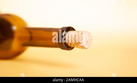 Leere Flasche Wein auf gelbem Hintergrund. Stockfoto