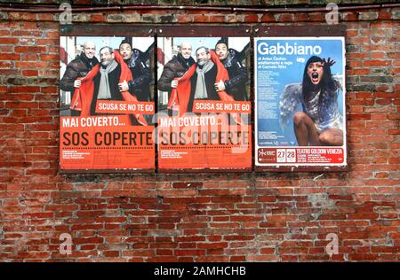 Theaterplakate an einer Wand in Venedig, Italien Stockfoto