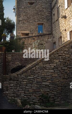 Straßenszene Goult, provence, Frankreich.Mittelalterhügel Dorf.Steingebäude in vaucluse, Stockfoto