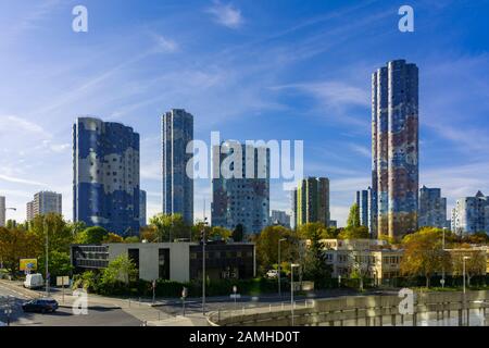 Nanterre, Frankreich - 9. November 2019: Aillaud-Türme, 18 Wohnhäuser, in La Defence, innere Vororte von Paris. Erbaut von Emili Aillaud im Jahr 1976. Stockfoto