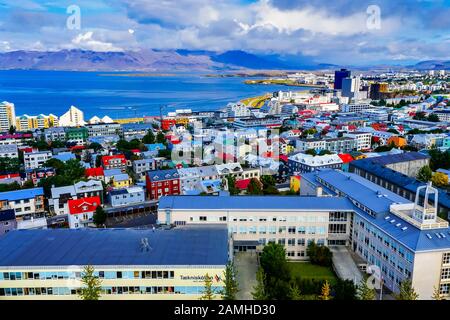 Hafen Buntes Rot-Grün-Blau Häuser Wohnungen Gebäude Autos Straßen Ozean Reykjavik Island Stockfoto