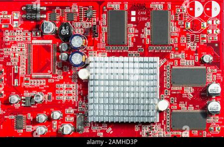 Elektronischer Schaltkreis und Kühlrippe an der Computervideo-Karte Stockfoto