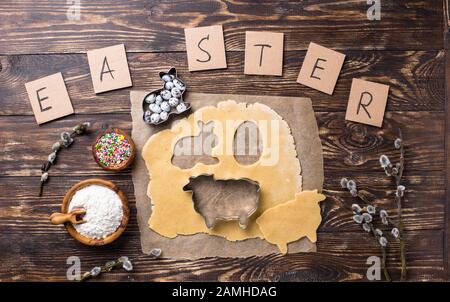 Lebkuchen Teig für Kochen Ostern cookies Stockfoto