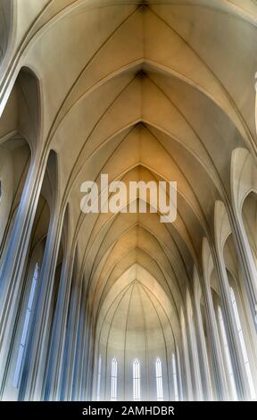 Hohe Säulen Windows-Altardecke Hallgrimskirkja Große Lutherische Kirche Reykjavik Island. Größte Kirche und höchste Struktur in Island. Stockfoto