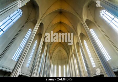 Hohe Säulen Windows-Altardecke Hallgrimskirkja Große Lutherische Kirche Reykjavik Island. Größte Kirche und höchste Struktur in Island. Stockfoto