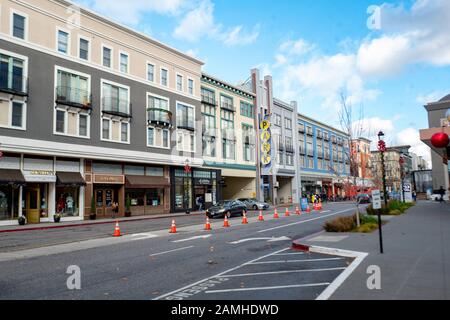 Straßenszene von Einzelhandelsgeschäften in Santana Row im Silicon Valley, San Jose, Kalifornien, 14. Dezember 2019. () Stockfoto