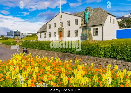 Das Büro des Premierministers des Kabinetts Reykjavik Island. Statue Des Ersten Ministerpräsidenten Hannes Hafstein, 1931 Geschaffen Stockfoto