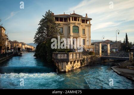 "Insel sur la Sorgue Stadt Cetre, am Fluss Sorgue. Mit weichem blauen Himmel, Provence, Südfrankreich, am frühen Morgen. Stockfoto