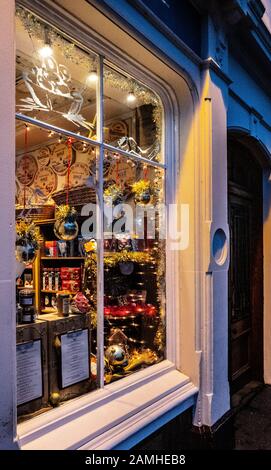 Weihnachtsgeschäft Fenster in der Nacht Stockfoto