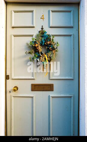 Weihnachtskranz an schottischer Tür Stockfoto