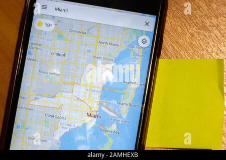 Sankt Petersburg, Russland - 10. Januar 2020: Karte der Stadt Miami auf dem Telefonbildschirm Draufsicht mit Kopierraum. Tourismuskonzept, Illustration Stockfoto