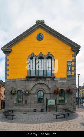 Das Gebäude der Cashel Town Hall befindet sich auf dem Marktplatz.County Tipperary, Irland. Stockfoto
