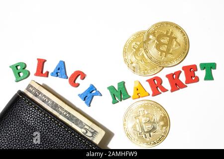 Schwarzmarktkonzept. Bitcoin und Geld in der Brieftasche auf weißem Hintergrund. Flaches Lay Stockfoto