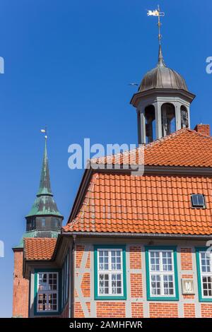 Rathaus und Kirchturm in Boizenburg Stockfoto