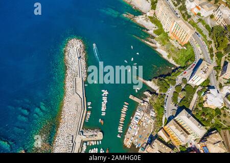 Camogli Harbour - Luftbild. Bunte Gebäude, Boote und Jachten in Yachthafen mit grünem Wasser. Stockfoto