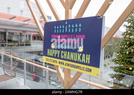 Großer Freiluftmenorah Chanukah (Hanukkah), platziert von der jüdischen Organisation Chabad, auf der City Center Bishop Ranch in San Ramon, Kalifornien, 25. Dezember 2019. () Stockfoto