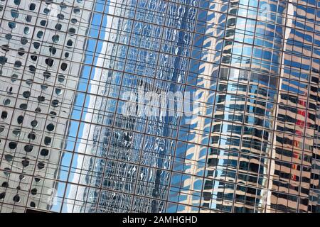 Abstrakte Wolkenkratzer-Reflexionen in moderner Architektur, Hongkong Asien. Nützlich für Hintergrund. Stockfoto